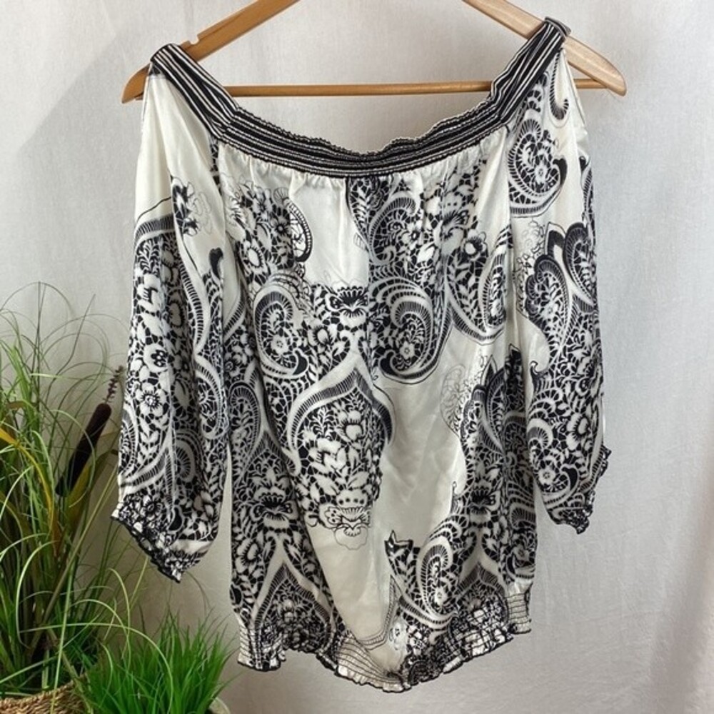 100% Silk Black & White Print Floral Blouse From White House Black Market M - Picture 3 of 7